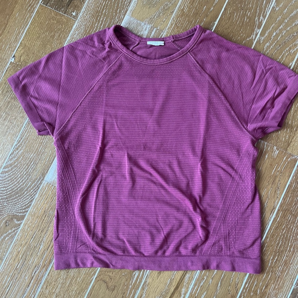 Athleta girl power up sport length tee Maroon girls size 8-10. PERFECT CONDITION